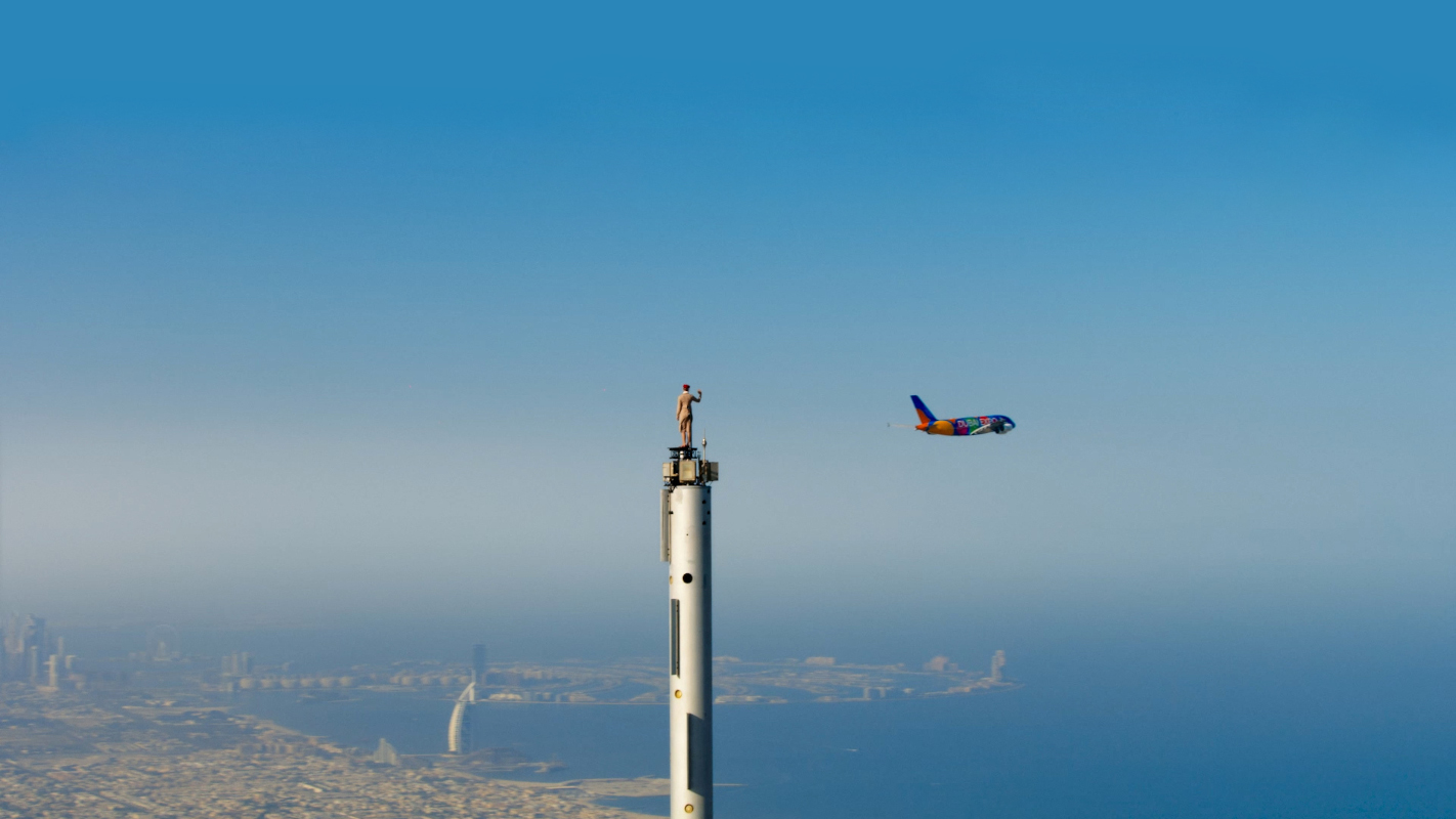 L'areo A380 di Emirates vola sul Burj Khalifa